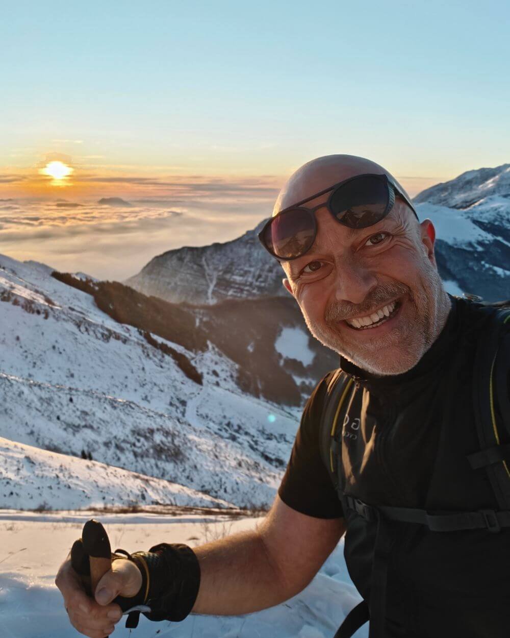 alessandro fina cammino consapevole in montagna Alessandro Fina durante un cammino consapevole in montagna al tramonto, esperienza Outdoor Lento